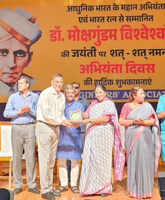 ‘दिल्ली का भविष्य इंजीनियरों के हाथों में…’ इंजीनियरिंग कैडर लाने की दिशा में भी काम कर रही सरकार : रेखा गुप्ता  *इंजीनियरों पर दिल्ली के भविष्य की जिम्मेदारी , अटकी परियोजनाओं को पूरा करने का आह्वान , संविदा इंजीनियरों को स्थायी करने का आश्वासन*