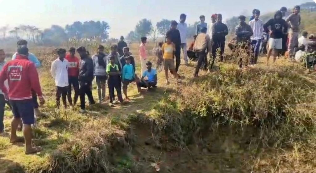 धनबाद में पानी से भरे गड्ढे से मिला व्यक्ति का शव, हत्या की आशंका, जांच में जुटी पुलिस